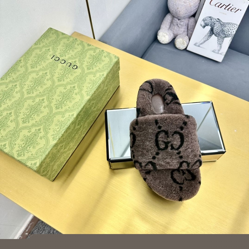 G*u*i slippers